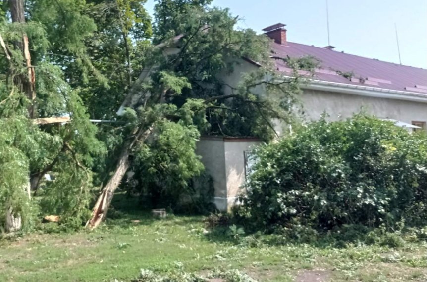 Наслідки стихії: через негоду на Закарпатті знеструмлені населені пункти