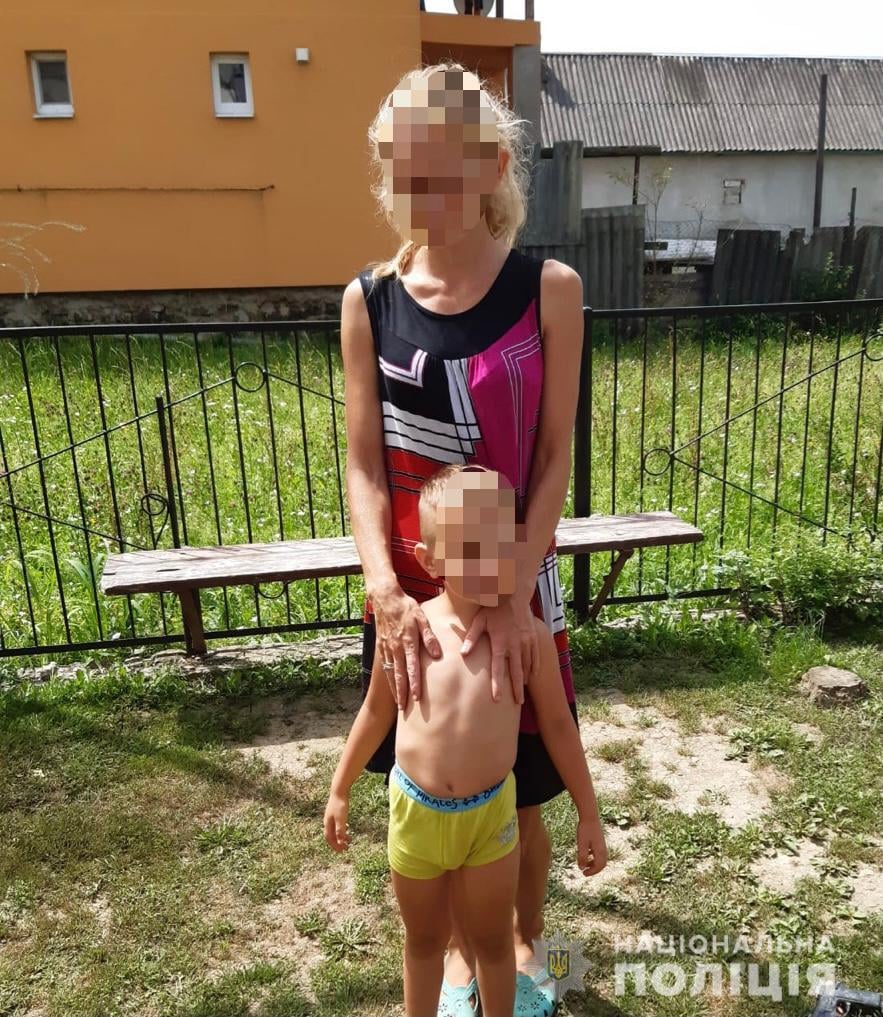 Вчера, 14 июля, во время патрулирования села Кушница Хустской области инспекторы группы реагирования заметили растерянную женщину, просяшую о помощи.