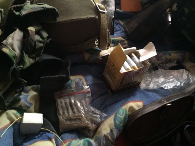 Співробітники СБУ спільно з поліцією викрили у Мукачевому торгівців зброєю, а в Ужгороді – виявили боєприпаси та військове спорядження у багатоквартирному будинку.