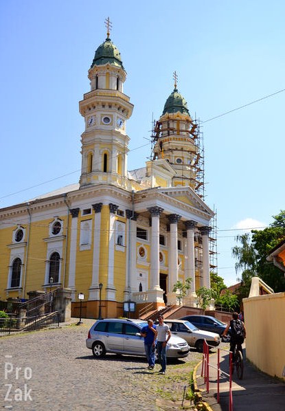 Недавно, начались ремонтные работы Ужгородского Крестовоздвиженского кафедрального греко-католического собора. 