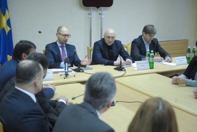 Часть капитальных расходов в 2016 году должна направляться на ремонт дорог, заявил премьер-министр Арсений Яценюк в Полтаве, сообщает пресс-служба Кабинета министров.