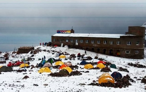 Один з найпопулярніших грузинських гірськолижних курортів в серпні засипало снігом.
