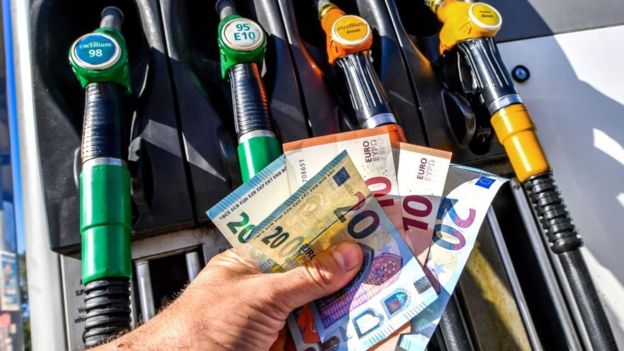 За останні півроку ціни на бензин в Україні виросли в середньому на 4 гривні за літр, викликавши протести серед автомобілістів. 