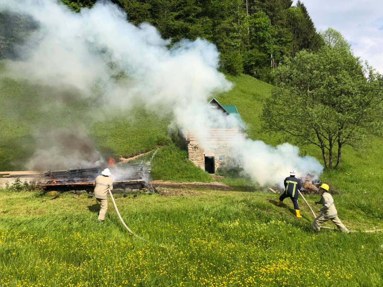 Сьогодні хустські, свалявські та рахівські рятувальники спільно з представниками відповідних лісових господарств провели пожежно-тактичні навчання.