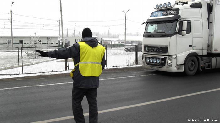  На Волыни, Прикарпатье и Закарпатье активисты блокируют проезд российским грузовикам, которые направляются из Беларуси по территории Украины. 