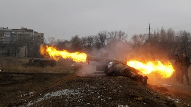 Неподалеку от Мариуполя террористы применили по украинским позициям крупнокалиберные минометы, зенитная установка и противотанковый ракетный комплекс.
