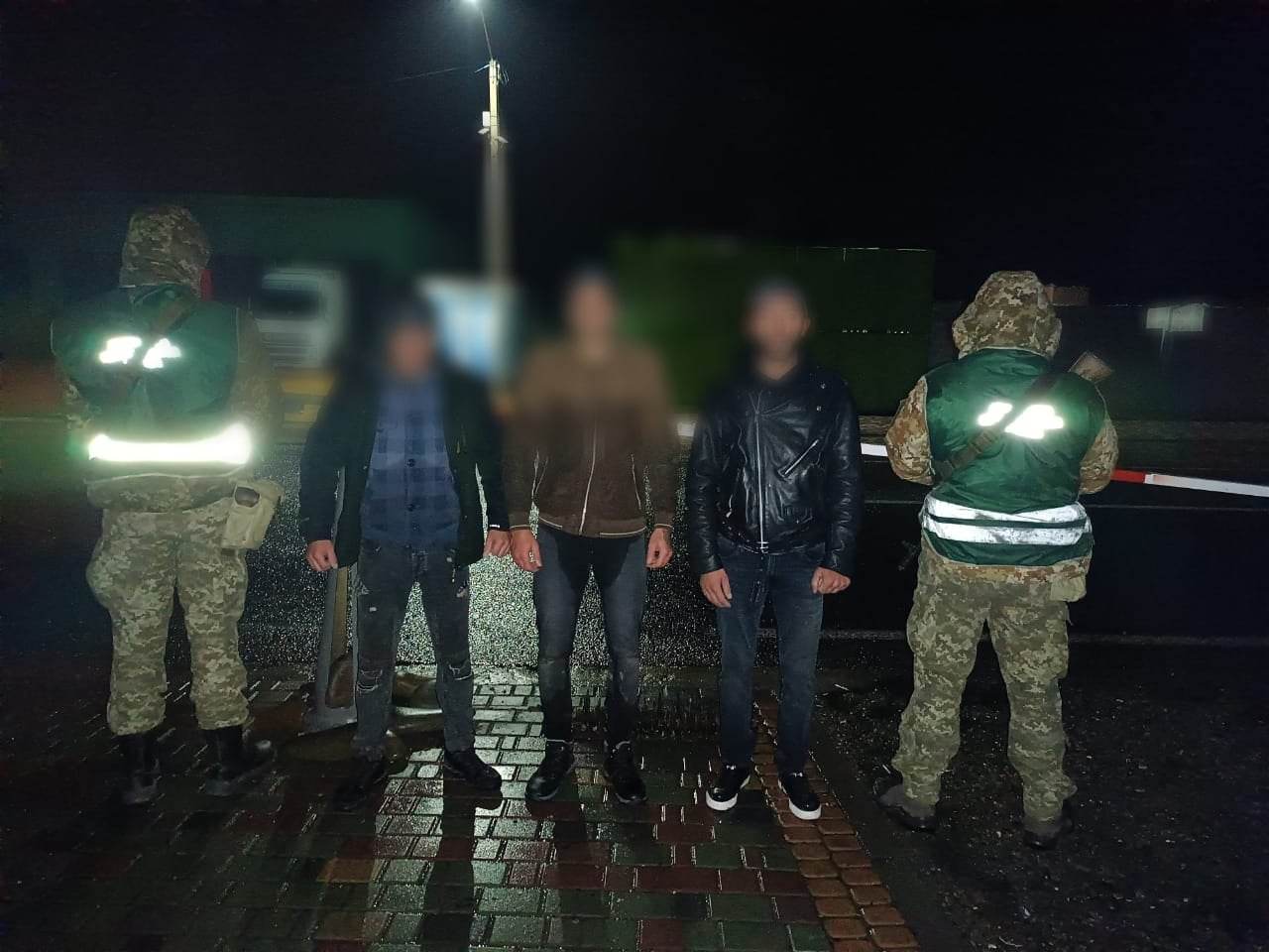 На Закарпатті курсанти-прикордонники затримали трьох порушників кордону