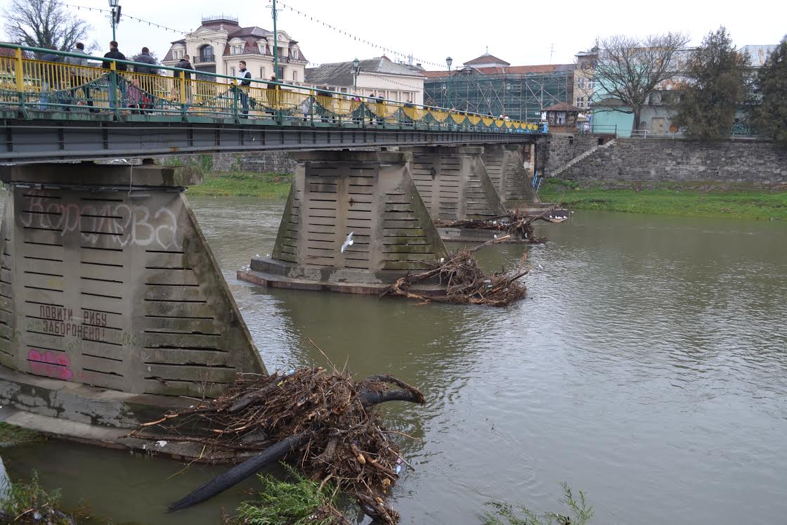 На ужгородской набережной виднеются первые «последствия» наводнения.