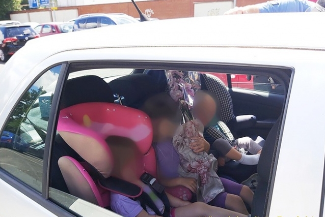 Полицейские чешского города Пардубице освободили из раскаленной на солнце машины трех детей. Их в салоне оставили собственные родители, которые отошли по делам и велели ждать.