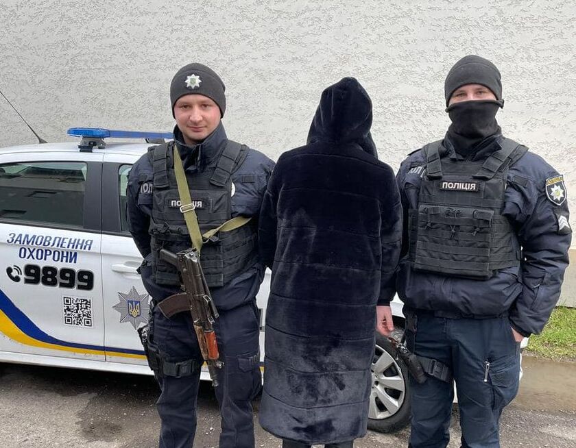 Поліція охорони Закарпаття затримала дівчину, яка ховала наркотики в чохлі телефона.