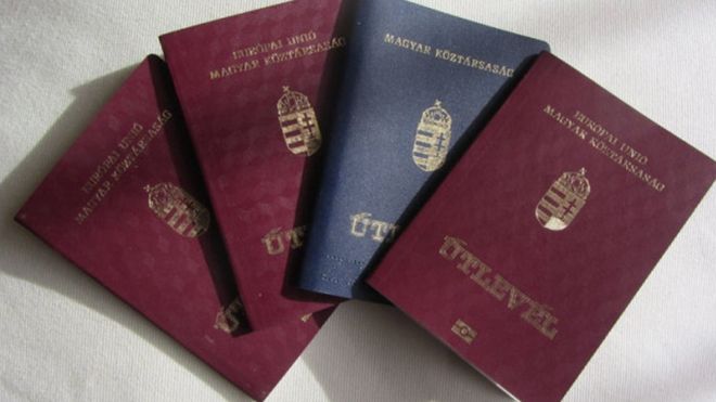 Пропозиція президента України позбавляти українського громадянства осіб, які, окрім національного паспорта, мають паспорти інших держав, збурило жителів Закарпаття.
