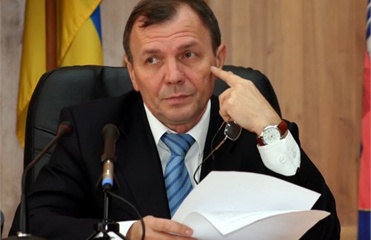 Только что на заседании сессии Ужгородского городского совета депутаты попытались внести в повестку дня вопрос о приватизации более 30 объектов коммунальной собственности.
