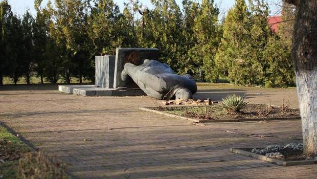 За його даними, в Україні демонтували майже всі пам’ятники Леніну.