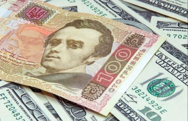 Національний банк України на четвер, 4 квітня, встановив офіційний курс на рівні 27,08 грн / долар, таким чином послабивши гривню на 11 копійок у порівнянні з попереднім банківським днем.
