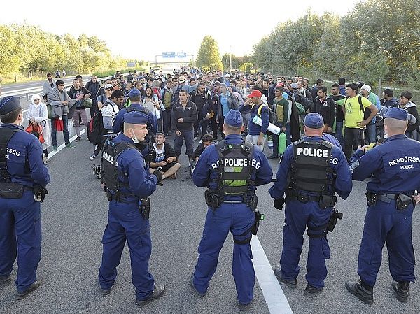 Áttörték a rendőrsorfalat migránsok Röszkénél - Budapest felé tartanak