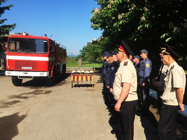 Тячівські рятувальники отримали  пожежний автомобіль та інші подарунки від добровольців-вогнеборців з Угорщини.