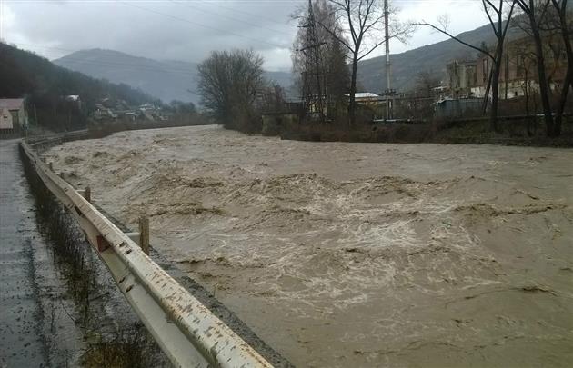 Сьогодні на всіх річках Закарпаття почався спад води, різкий підйом якої відбувся в минулу суботу внаслідок інтенсивних дощів.