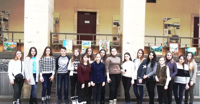 8 лютого радісними усмішками та теплотою сердець зустріло Закарпаття Арт-караван дружби у складі 20 дітей-художників із Луганської області.