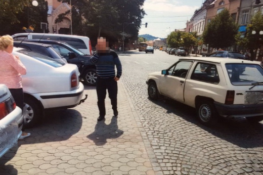 Правоохоронці встановили особу водія, який по вулиці Миру у Мукачеві пошкодив автомобіль марки «Opel» і втік. Підозрюваному доведеться відповідати за Кодексом України про адміністративні порушення.
