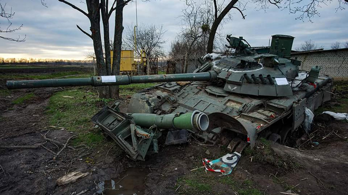 Росія на українській землі вже втратила 21 600 своїх вояк, щонайменше 854 танки, понад 2 тисячі ББМ, 177 літаків та 154 вертольоти.

