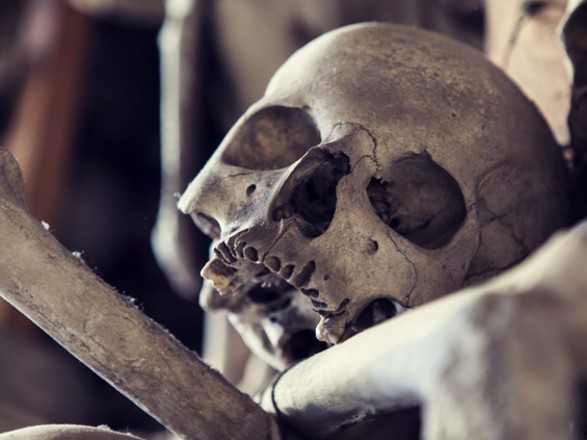 В Одесі поряд з приватним будинком виявили цистерну з двома людськими скелетами. 