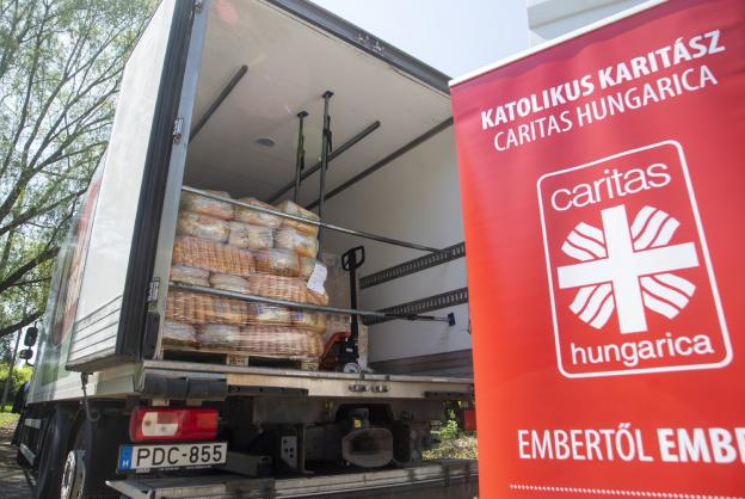 Вантажівки з гуманітарним вантажем з обох країн доставили на Закарпаття.