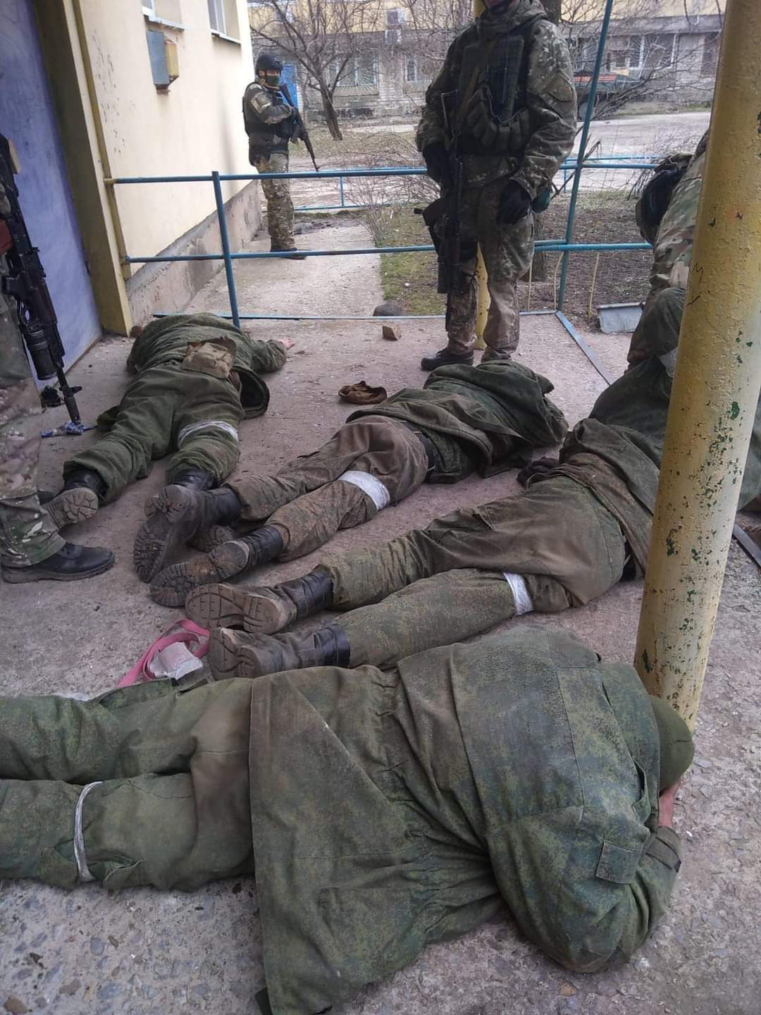 В полон потрапляють російські солдати, які були обдурені своїми командирами, які не сказали їм нічого про те, що вони воюватимуть з Україною