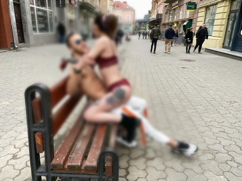В центре Ужгорода сфотографировали голую пару.