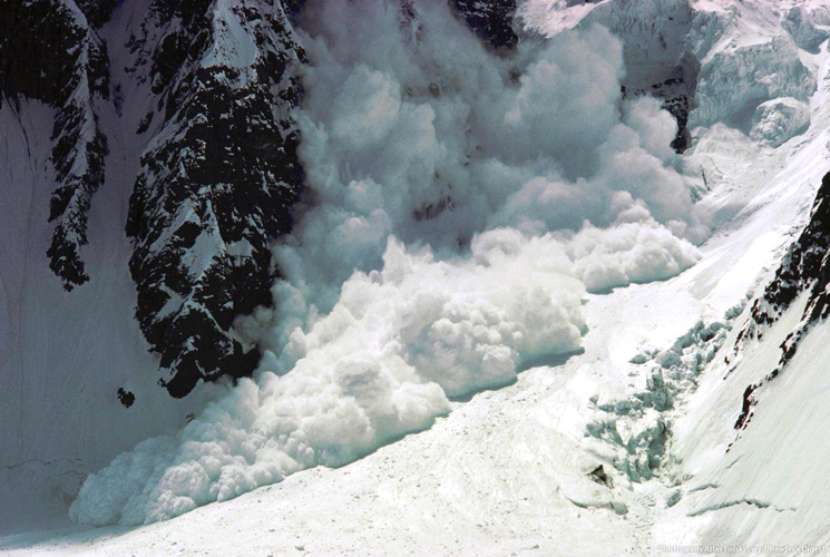 Сегодня по информации из достоверного источника на горе Близница(район Драгобрата) произошел сход снежной лавины.