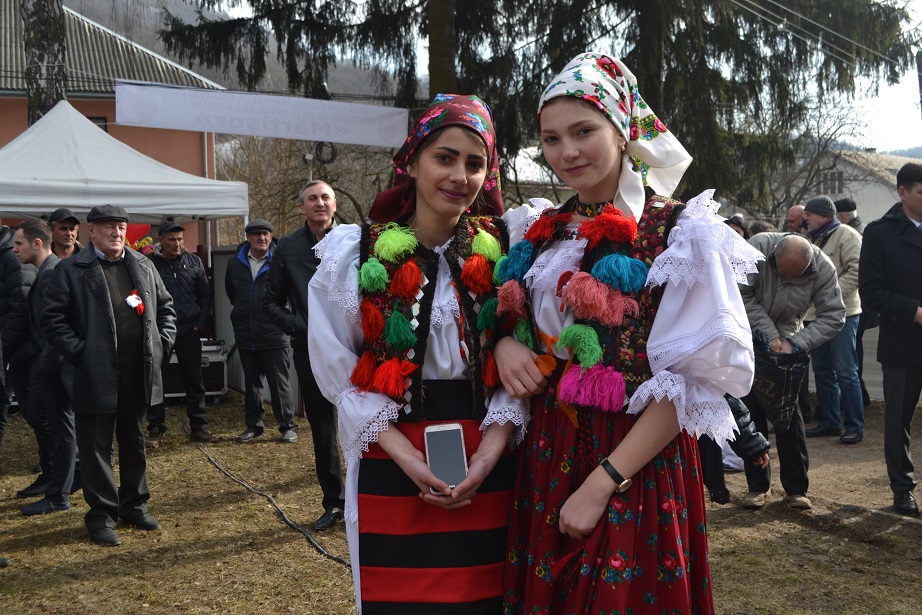 На Закарпатті є 13 сіл, де компактно проживають румуни. Їх чисельність нараховує близько тридцяти тисяч чоловік. а загалом в Україні мешкає 151 тисяча румун.