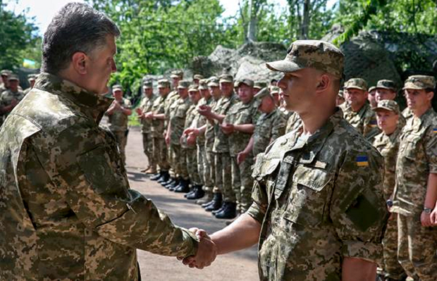 Президент Украины отметил государственными наградами 400 военнослужащих-участников АТО.