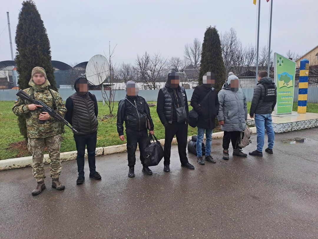 П’ятьох правопорушників, які намагались незаконно перетнути кордон з Угорщиною затримали учора ввечері прикордонники відділу 