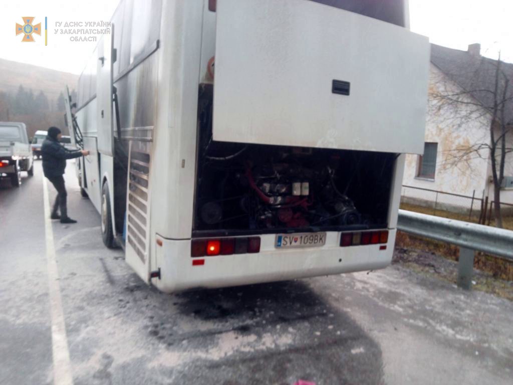 Сегодня, 5 декабря, в 12:47 Государственная служба по чрезвычайным ситуациям Закарпатья сообщила о возгорании автобуса Van Hool (словацкая регистрация), который специализируется на нерегулярных пассажирских перевозках.