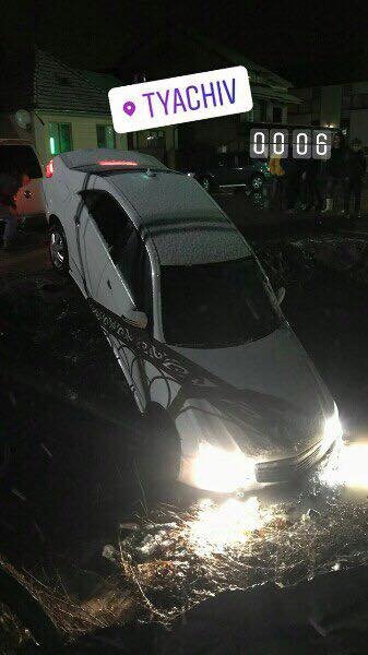 Учора, 9 грудня, вночі у Тячеві водій іномарки не впорався з керуванням та з'їхав в потічок. Фото в мережі Інтернет опублікував місцевий житель.
