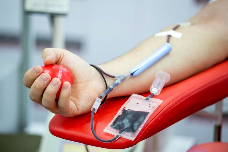 Обласна станція переливання крові просить небайдужих краян прийти та здати кров, тим самим стати для когось рятівником.