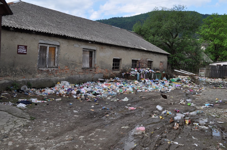 У Міжгір'ї неподалік райвідділу поліції та школи, влаштували стихійне сміттєзвалище 1 У Міжгір'ї неподалік райвідділу поліції та школи, влаштували стихійне сміттєзвалище