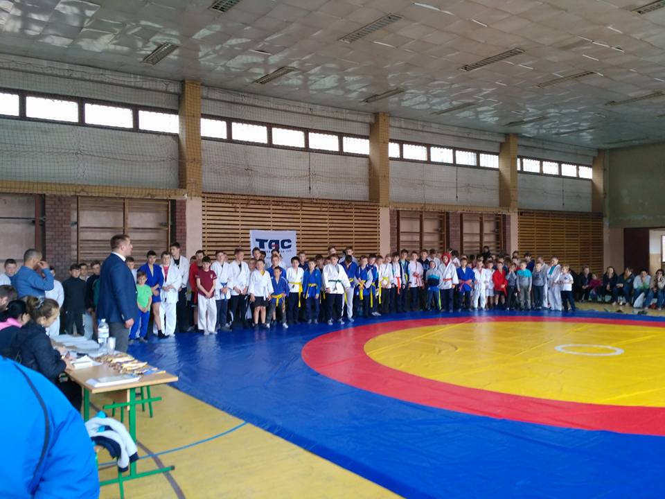 Более сотни юниоров в возрасте от 7 до 15 лет из всех уголков области сегодня приняли участие в чемпионате Закарпатской области по самбо.