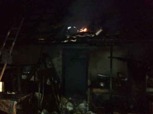 Вночі у селі Тячівка спалахнула літня кухня. Рятувальники, які прибули на виклик, виявили страшну знахідку.
