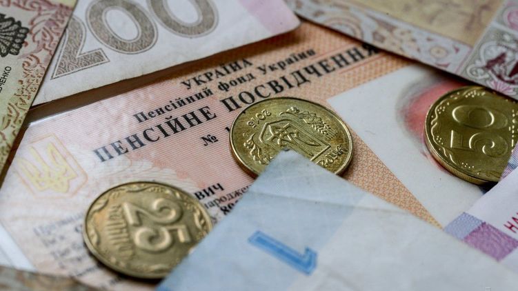 Українців масово позбавляють пенсій або як мінімум істотно зменшують покладену за законом суму.