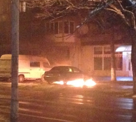 В Ужгороді на парковці зайнялась автівка / ФОТО