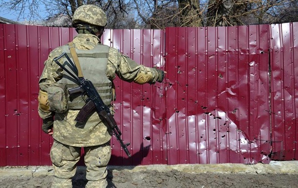 З початку неділі, 19 березня, позиції українських військових на Донбасі обстріляли 19 разів - поранення отримали двоє військових. Про це повідомляє прес-центр штабу АТО на своїй сторінці у Facebook.