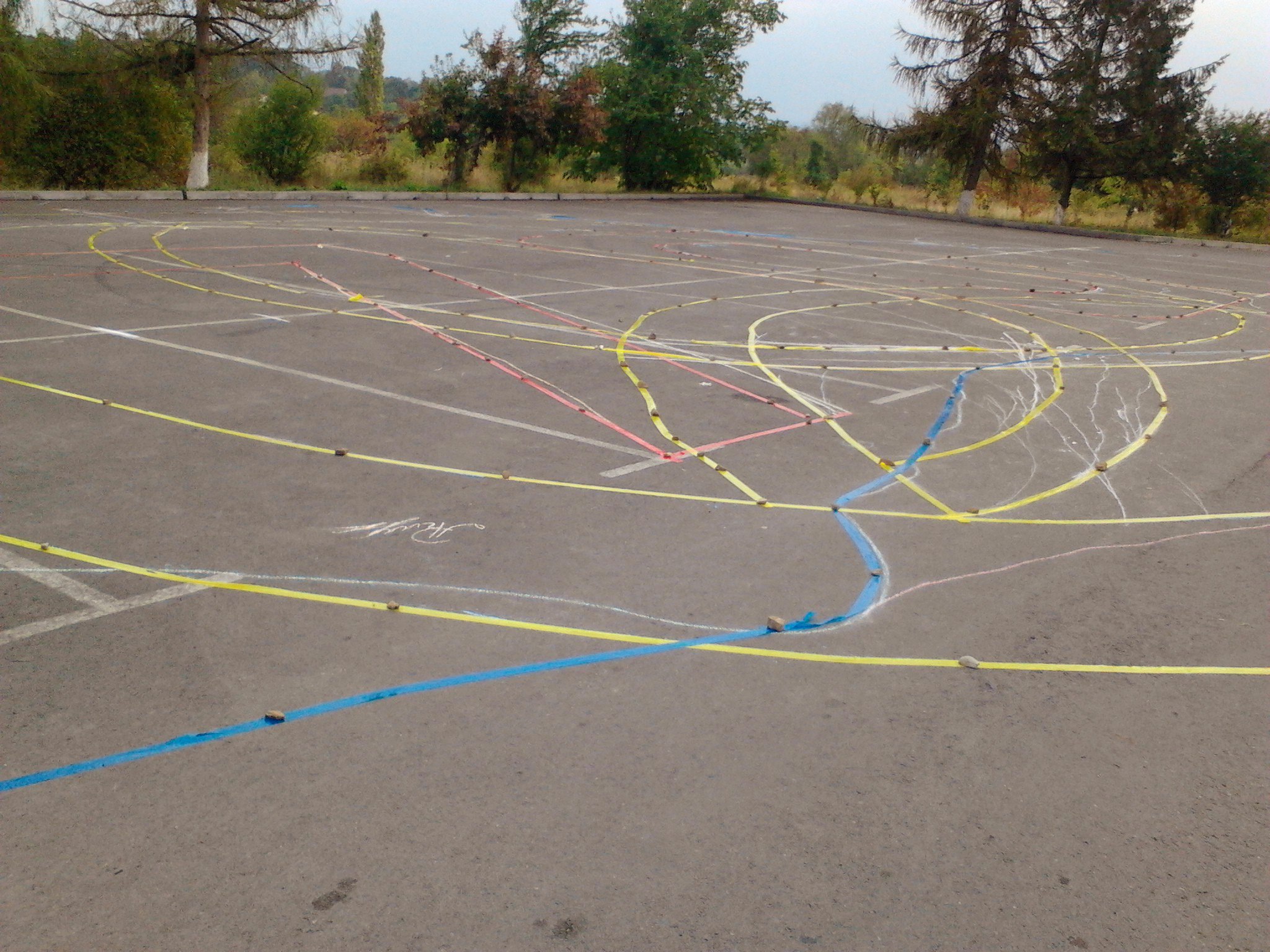Сьогодні по обіді студенти Ужгородського національного університету оздоблювали кольоровими стрічками університетську паркувальну зону. 