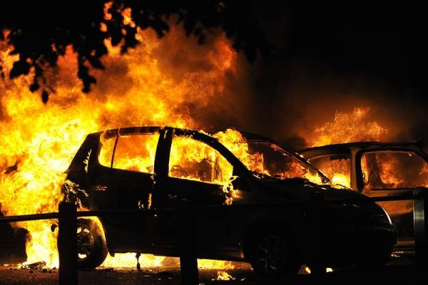Автомобиль загорелся между селами Белки и Имстичево. Во время пожара владелец автомобиля получил ожоги лица и рук.


