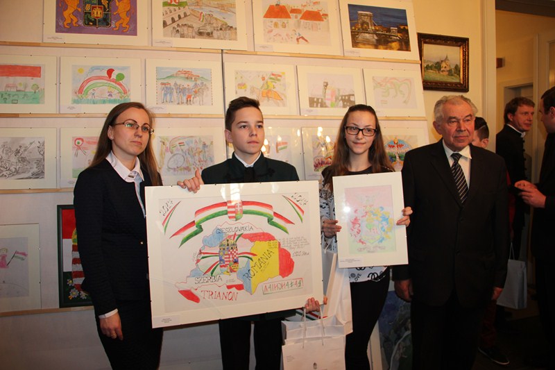Сам конкурс приурочений до святкування Дня угорського герба та прапора, тому малюнки діток стосувалися саме цієї тематики.