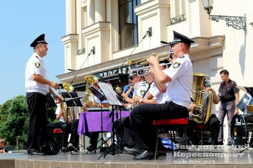 Духовий оркестр Головного управління Національної поліції в Закарпатській області привітав ужгородців із Днем Конституції України.