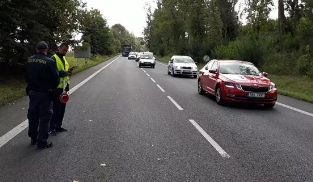 Рух автомобілів на ділянці шосе в Градець-Кралові, регулювали 24-річний українець і 23-річна українка без дозволів на роботу.