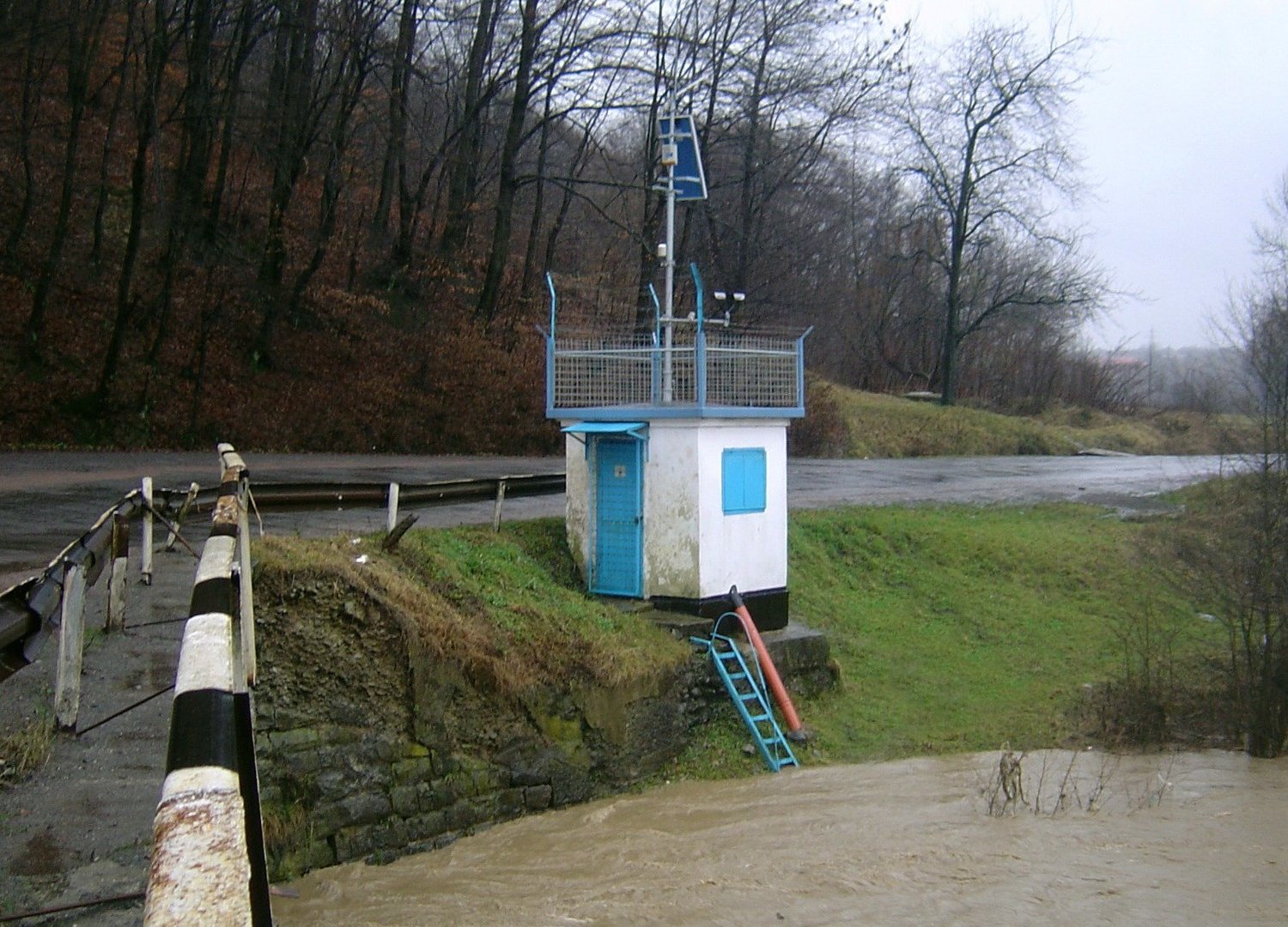 По данным автоматических гидрологических станций в Закарпатье, пять рек пересекли первую линию защиты.