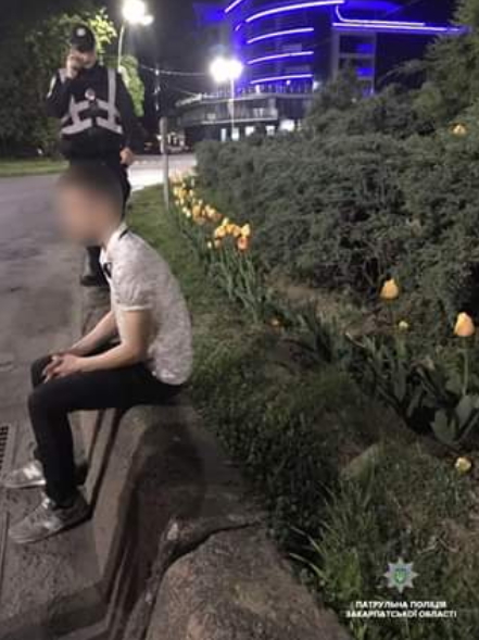 Сьогодні вночі, близько 01:30 год, під час патрулювання поблизу проспекту Свободи, інспектори помітили особу, яка виривала квіти висаджені на клумбі кругового руху.