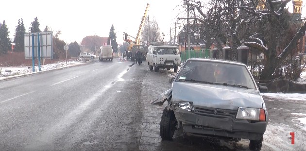 В Мукачево "ВАЗ" врезался в фонарный столб / ВИДЕО