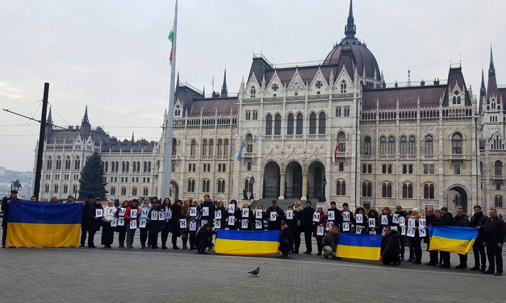 В Будапеште перед Государственным Собранием Венгрии провели флешмоб против агрессии России